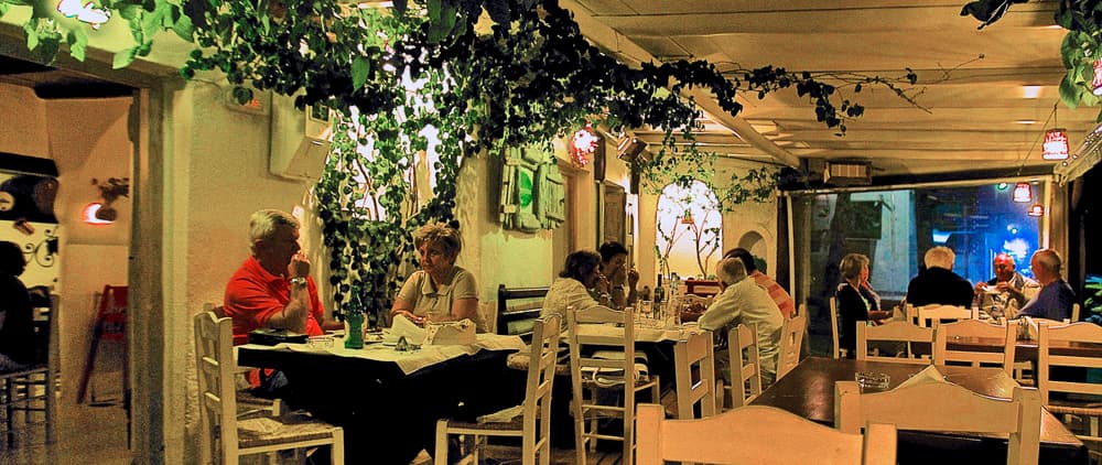 Oti Apomeine – inside the taverna